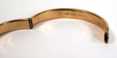 Lot 692 - A 15ct yellow gold florally engraved hinged...