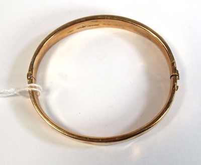Lot 692 - A 15ct yellow gold florally engraved hinged...