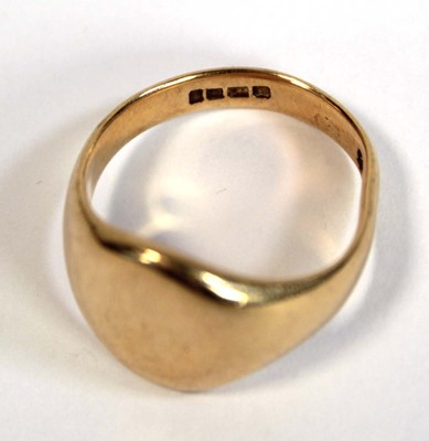 Lot 694 - An 18ct yellow gold signet ring, London...
