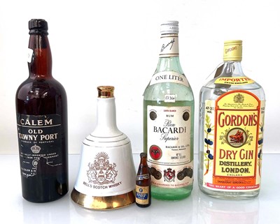 Lot 175 - A mixed lot of 4 bottles, 1x Gordon's London...