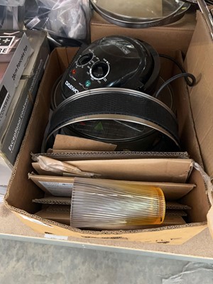 Lot 1084 - Box containing a Daewoo pressure cooker and...