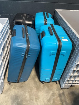 Lot 1119 - 4 suitcases in disrepair