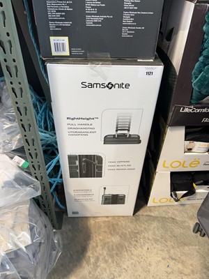 Lot 1121 - Boxed Samsonite green suitcase