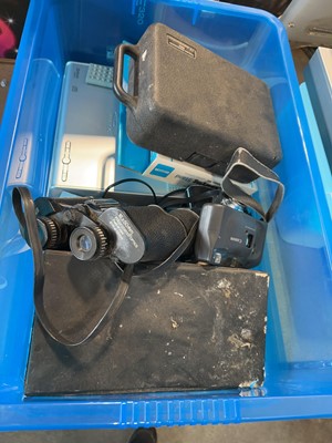 Lot 1152 - Box containing binoculars, a Canon easy shoot...