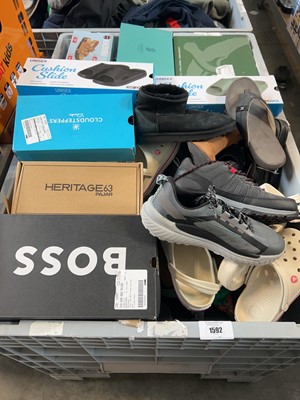 Lot 1592 - Pallet of used and odd shoes (pallet box not...