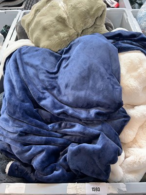 Lot 1593 - Pallet of mixed blankets and throws (pallet...