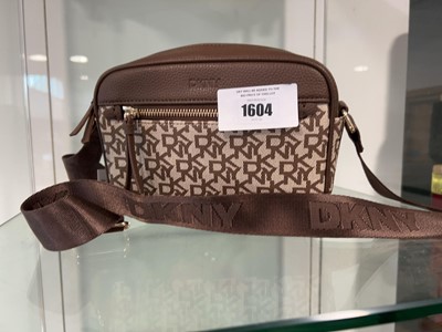Lot 1604 - DKNY bag in chocolate