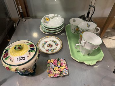 Lot 1622 - Shelf of various floral patterned ceramics...