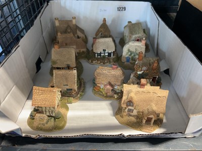 Lot 1229 - Box of cottage ornaments