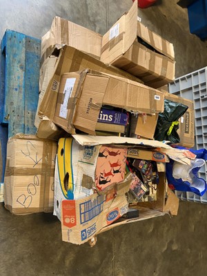 Lot 1640 - Pallet containing a range of books and a small...