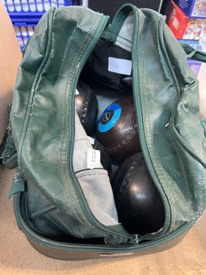 Lot 1649 - Bag containing lawn bowls
