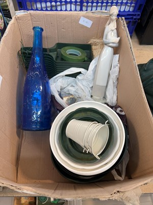 Lot 1650 - Crate of mixed homewares and ornaments...