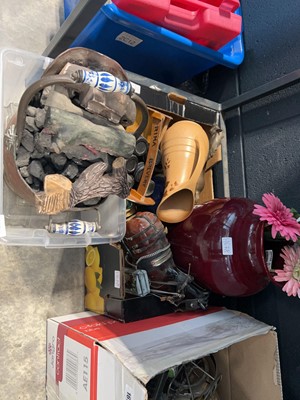 Lot 1672 - Cage underbay of various collectibles...