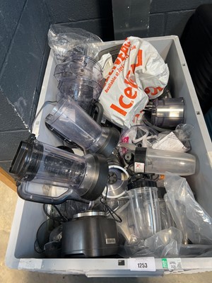 Lot 1253 - Small pallet box containing a range of kitchen...