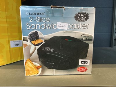 Lot 1265 - Lloytron 2 slice sandwich toaster