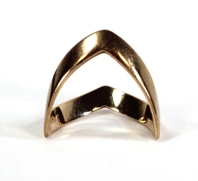 Lot 720 - A 9ct yellow gold wishbone ring, Birmingham...