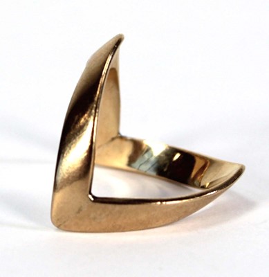 Lot 720 - A 9ct yellow gold wishbone ring, Birmingham...