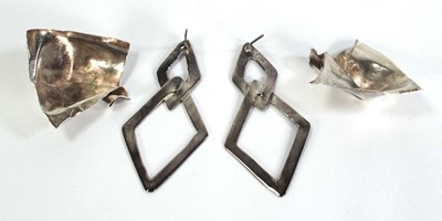 Lot 724 - A pair of silver and parcel gilt ear studs of...