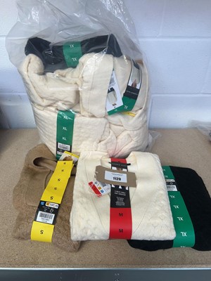 Lot 1818 - Approx 15 x Andrew Marc V-neck cable knit...