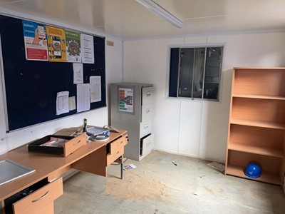 Lot 4019 - 32ft steel portable office construction site...