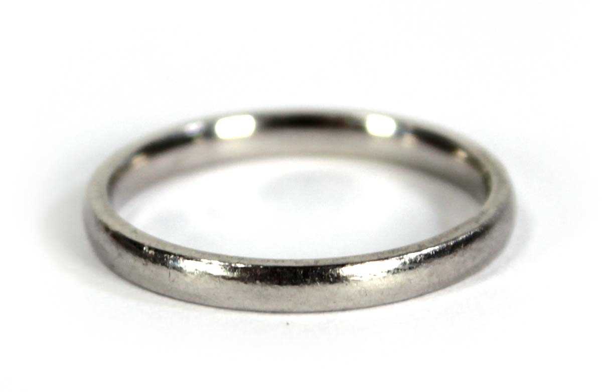 Lot 742 - A platinum wedding band, band w. 2 mm, ring...