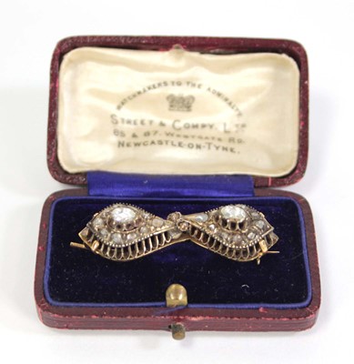 Lot 754 - An 18ct yellow gold brooch constructed from a...