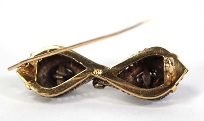 Lot 754 - An 18ct yellow gold brooch constructed from a...