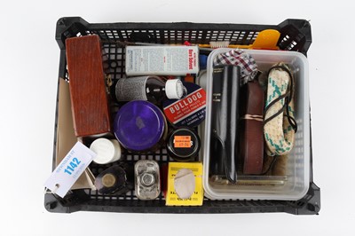 Lot 1142 - Tray of gun cleaning equipment