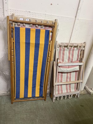 Lot 19 - 3 folding deck chairs and a folding chair