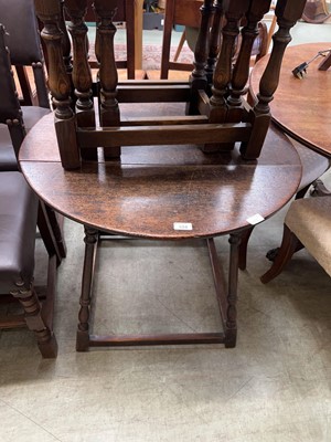 Lot 104 - Oak circular topped table