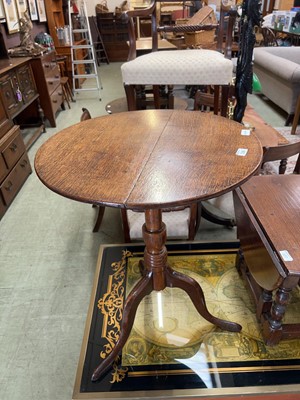 Lot 106 - Oak small circular pedestal table on tripod...