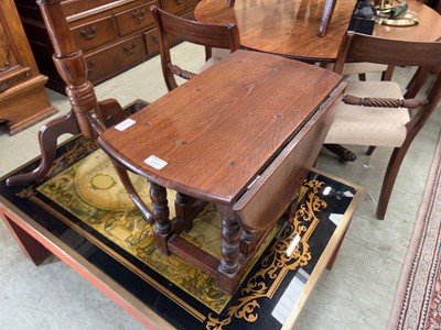 Lot 107 - Oak drop-leaf occasional table
