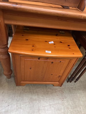 Lot 127 - Pine lift-top storage box