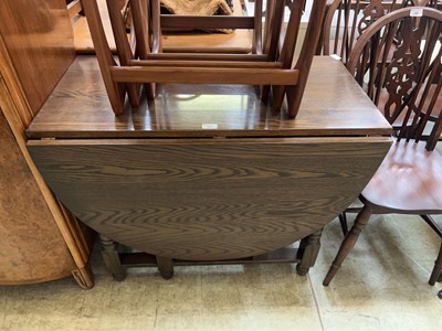 Lot 97 - An oak dropleaf gateleg table