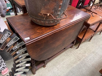 Lot 134 - Oak drop-leaf gate leg table
