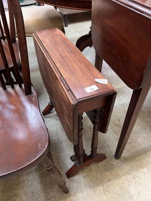 Lot 99 - A small dropleaf gateleg occasional table