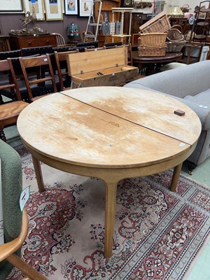 Lot 139 - Circular extending dining table