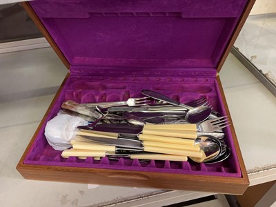 Lot 321 - A canteen containing assorted flatware