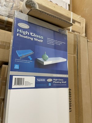 Lot 5 - 9 boxes of 4 Mastershelf Premium floating...