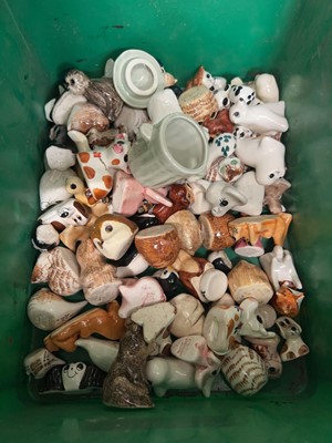Lot 364 - A box containing assorted miniature figures