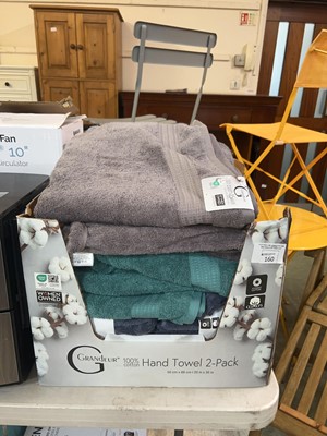 Lot 160 - A box of assorted bath towels and sets
