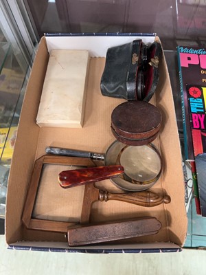 Lot 392 - A tray containing an assortment of...