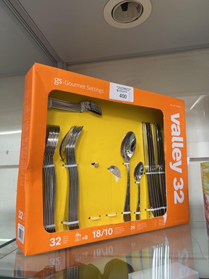 Lot 400 - A boxed Gourmet Settings 'Valley 32' 32 piece...