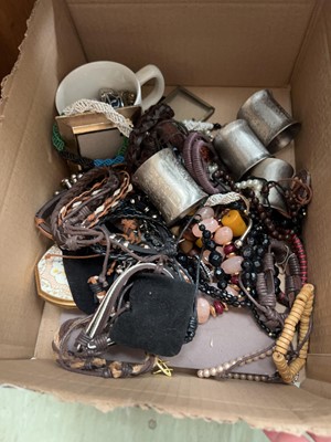Lot 432 - Assorted dress jewellery, napkin rings, etc