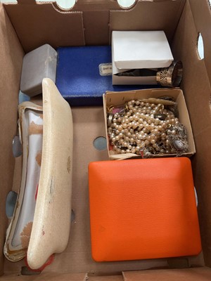 Lot 438 - A box of assorted costume jewellery
