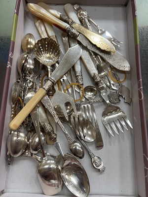 Lot 442 - A quantity of flatware to include decorative...