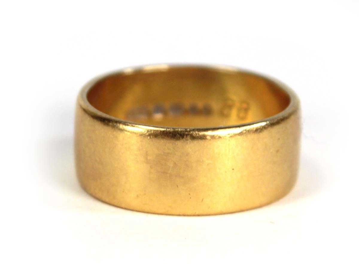 Lot 763 - A 22ct yellow gold wedding band, band w. 7 mm,...