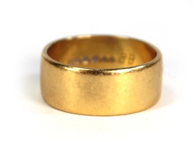 Lot 763 - A 22ct yellow gold wedding band, band w. 7 mm,...