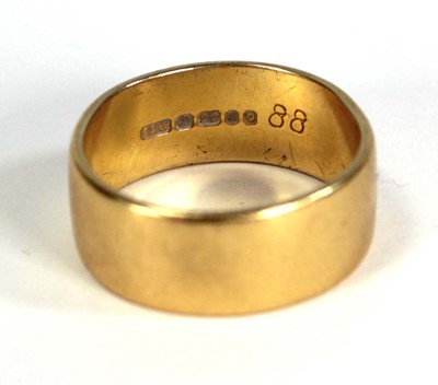 Lot 763 - A 22ct yellow gold wedding band, band w. 7 mm,...