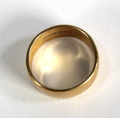 Lot 763 - A 22ct yellow gold wedding band, band w. 7 mm,...